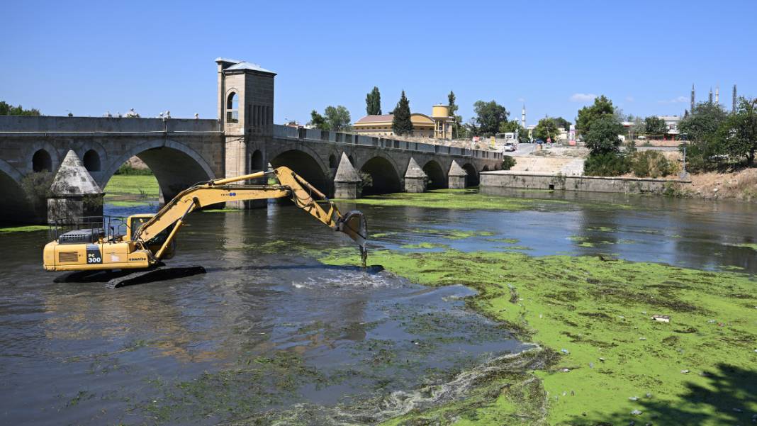 Su yüzeyi plastik atık ve sazlıklarla kaplanmıştı: Yetkililer alarma geçti 1